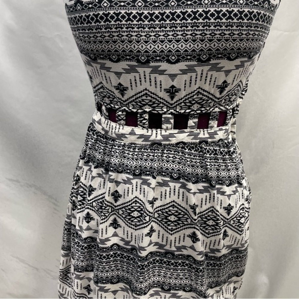 Divided tribal print open back dress - Picture 2 of 7